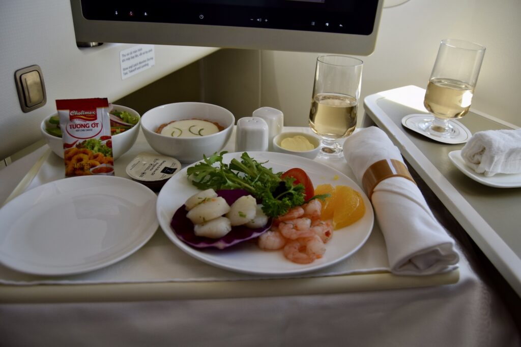Geschirr, Im Haus, Essen, Mahlzeit, Platte, Kulinarik, Brunch, Serviergeschirr, Teller, Kochkunst, Abendessen, Wand, Mittagessen, Salat, À-la-carte-Gerichte, Küchenutensil, Gemüse, Garnitur, Restaurant, Tisch, Schüssel, Frühstück