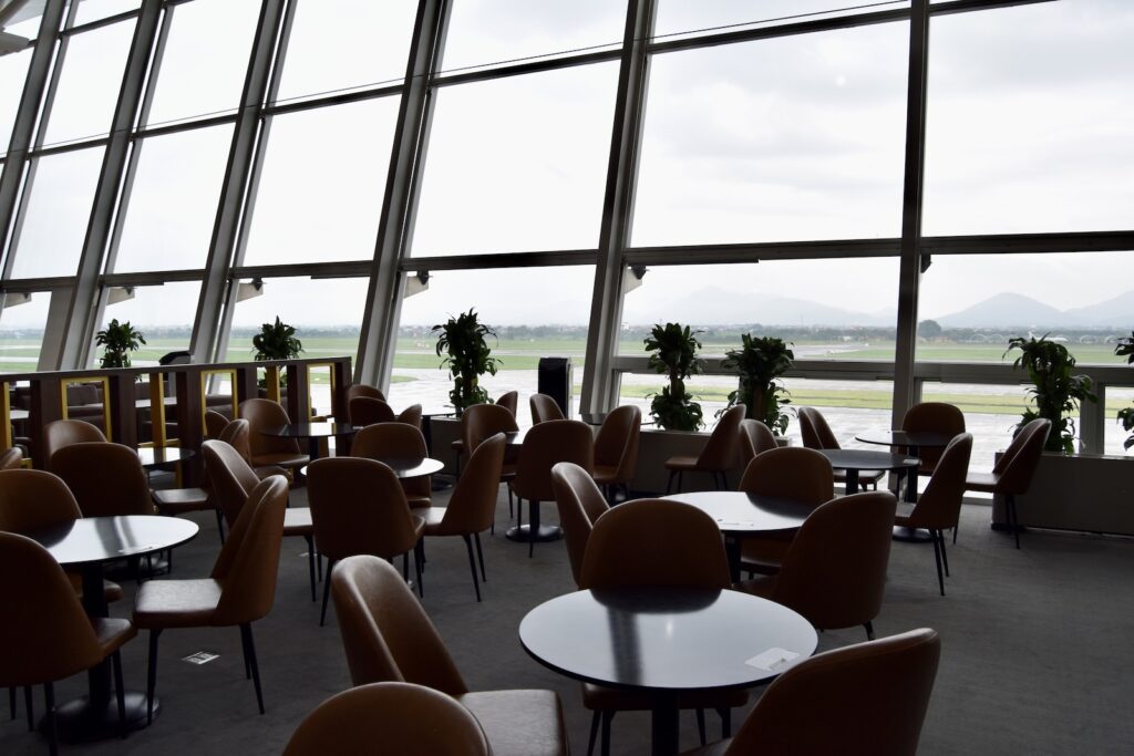 Mobiliar, Himmel, Fenster, Tisch, Im Haus, Stuhl, Sitzen, draußen, Groß, Boden, Menschen, Zimmer