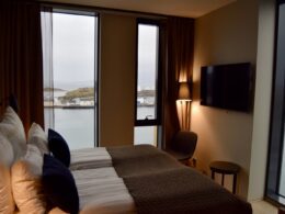 Im Haus, Wand, Inneneinrichtung, Kissen, Mobiliar, Bettwäsche, Zimmer, Bettdecke, Matratze, Leinenstoffe, Bett, Bettbezug, Fenster, Bettrahmen, Fensterausstattung, Fensterabdeckung, Suite, Schlafzimmer, Vorhang, Boutique-Hotel, Nachttisch, Haus, Boden, Hotel, Urlaub, Wohnung