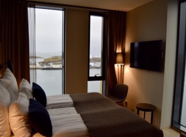 Im Haus, Wand, Inneneinrichtung, Kissen, Mobiliar, Bettwäsche, Zimmer, Bettdecke, Matratze, Leinenstoffe, Bett, Bettbezug, Fenster, Bettrahmen, Fensterausstattung, Fensterabdeckung, Suite, Schlafzimmer, Vorhang, Boutique-Hotel, Nachttisch, Haus, Boden, Hotel, Urlaub, Wohnung