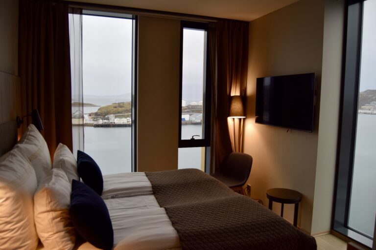 Im Haus, Wand, Inneneinrichtung, Kissen, Mobiliar, Bettwäsche, Zimmer, Bettdecke, Matratze, Leinenstoffe, Bett, Bettbezug, Fenster, Bettrahmen, Fensterausstattung, Fensterabdeckung, Suite, Schlafzimmer, Vorhang, Boutique-Hotel, Nachttisch, Haus, Boden, Hotel, Urlaub, Wohnung