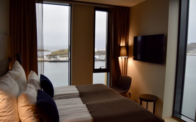 Im Haus, Wand, Inneneinrichtung, Kissen, Mobiliar, Bettwäsche, Zimmer, Bettdecke, Matratze, Leinenstoffe, Bett, Bettbezug, Fenster, Bettrahmen, Fensterausstattung, Fensterabdeckung, Suite, Schlafzimmer, Vorhang, Boutique-Hotel, Nachttisch, Haus, Boden, Hotel, Urlaub, Wohnung