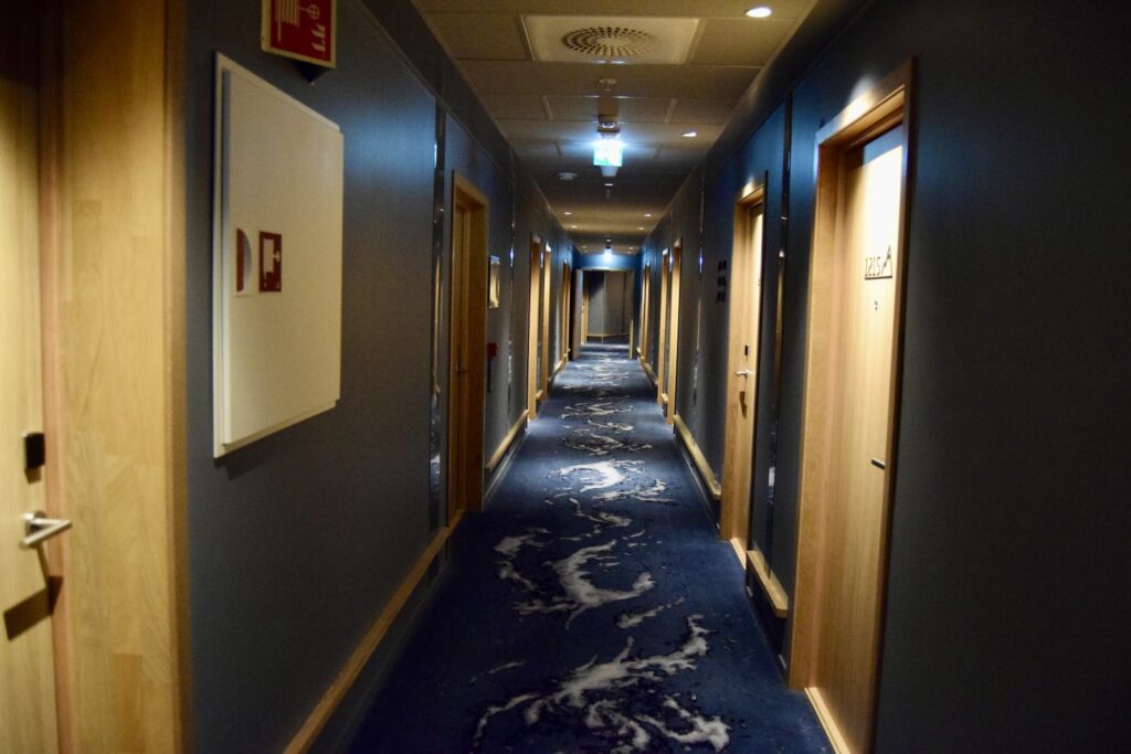 Tür, Im Haus, Wand, Fußboden, Boden, Decke, Leer, Flur, schmal