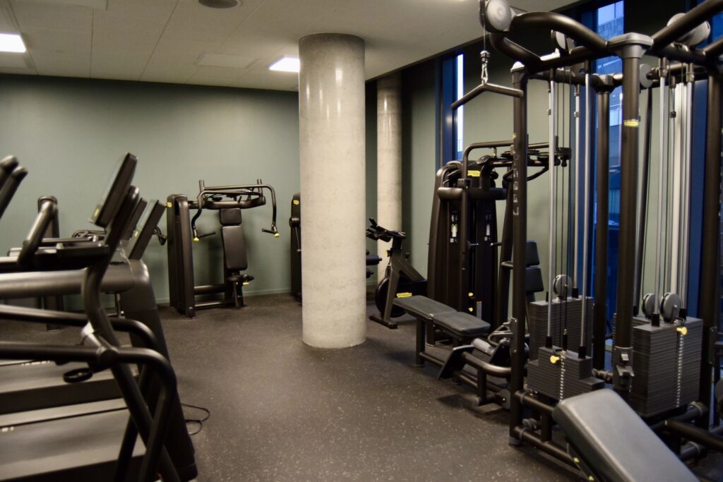 Sporthalle, Im Haus, Trainingsausrüstung, Trainingsgerät, Gewichte, Krafttraining, Hantelbank, Trainingsbank, Gewichtstraining, Laufband, Wand, Stahl, Boden