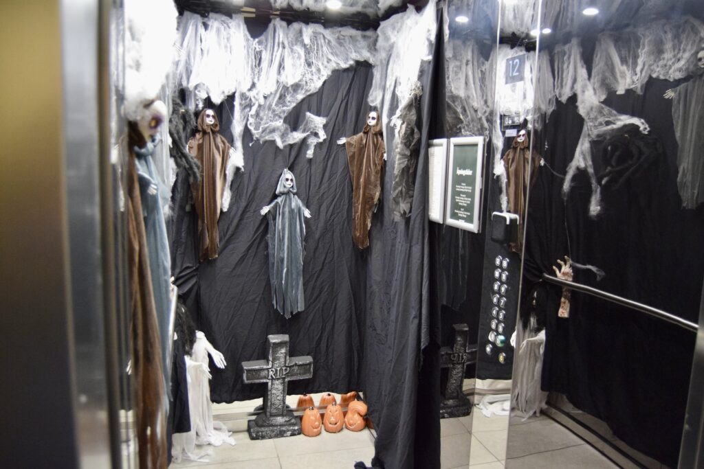 Im Haus, Kleiderbügel, Kämmerchen, Boutique