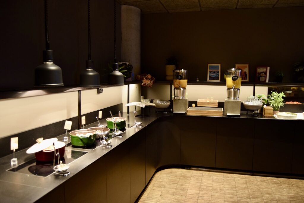 Im Haus, Wand, Arbeitsfläche, Möbel, Waschbecken, Küchengerät, Flasche, Küche, Decke, Boden