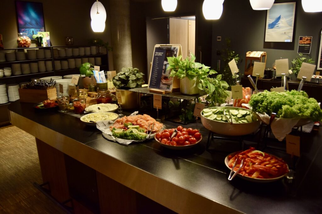 Im Haus, Tisch, Wand, Essen, Mahlzeit, Gemüse, Decke, Restaurant, Lebensmittelgruppe, Buffet, Boden