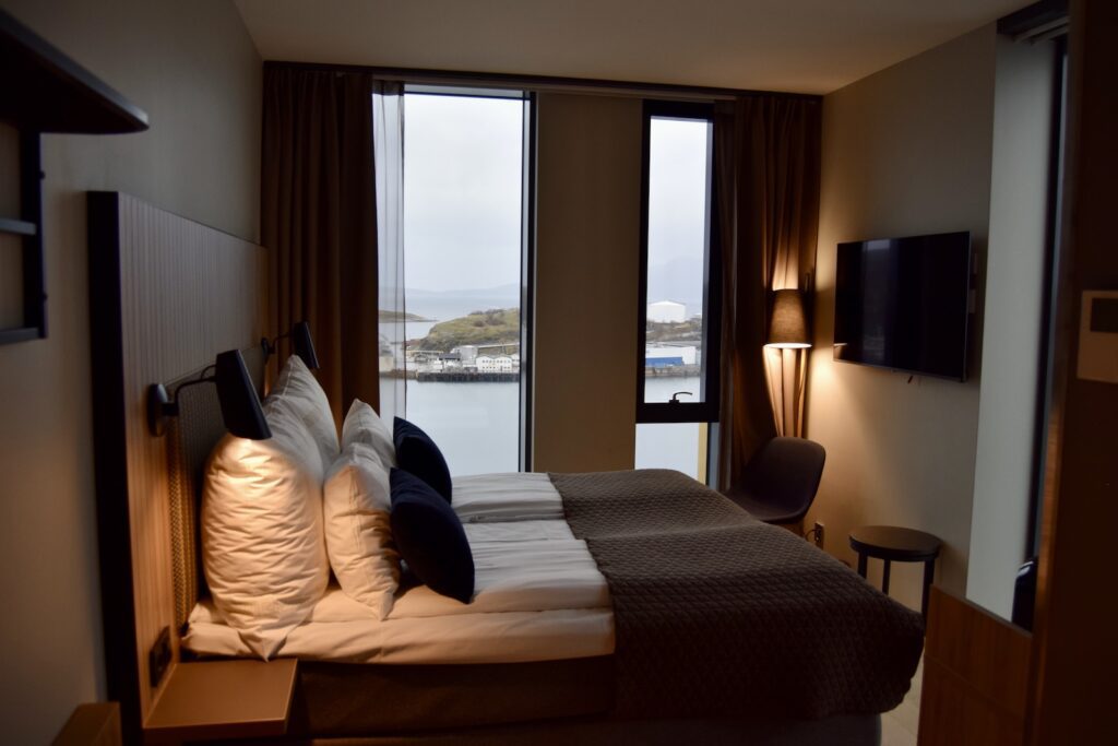 Im Haus, Wand, Inneneinrichtung, Mobiliar, Kissen, Bettwäsche, Bettdecke, Matratze, Bettrahmen, Bettbezug, Fenster, Leinenstoffe, Haus, Zimmer, Fensterausstattung, Fensterabdeckung, Suite, Vorhang, Nachttisch, Boutique-Hotel, Schlafzimmer, Lampenschirm, Fußboden, Boden, Decke, Bett, Hotel, Urlaub