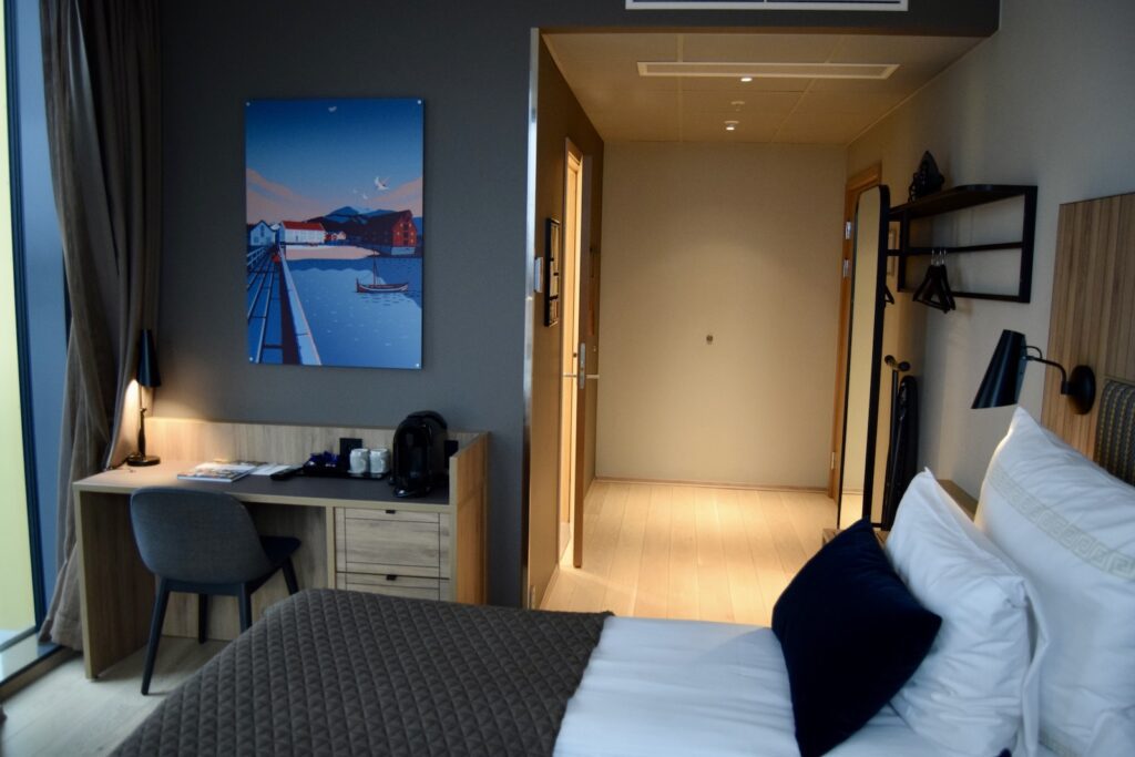 Im Haus, Wand, Bett, Mobiliar, Inneneinrichtung, Kissen, Zimmer, Bettdecke, Matratze, Bettwäsche, Leinenstoffe, Bettbezug, Spiegel, Schlafzimmer, Tisch, Fensterausstattung, Boden, Fernsehen, Bildschirm, Hotel, Wohnung