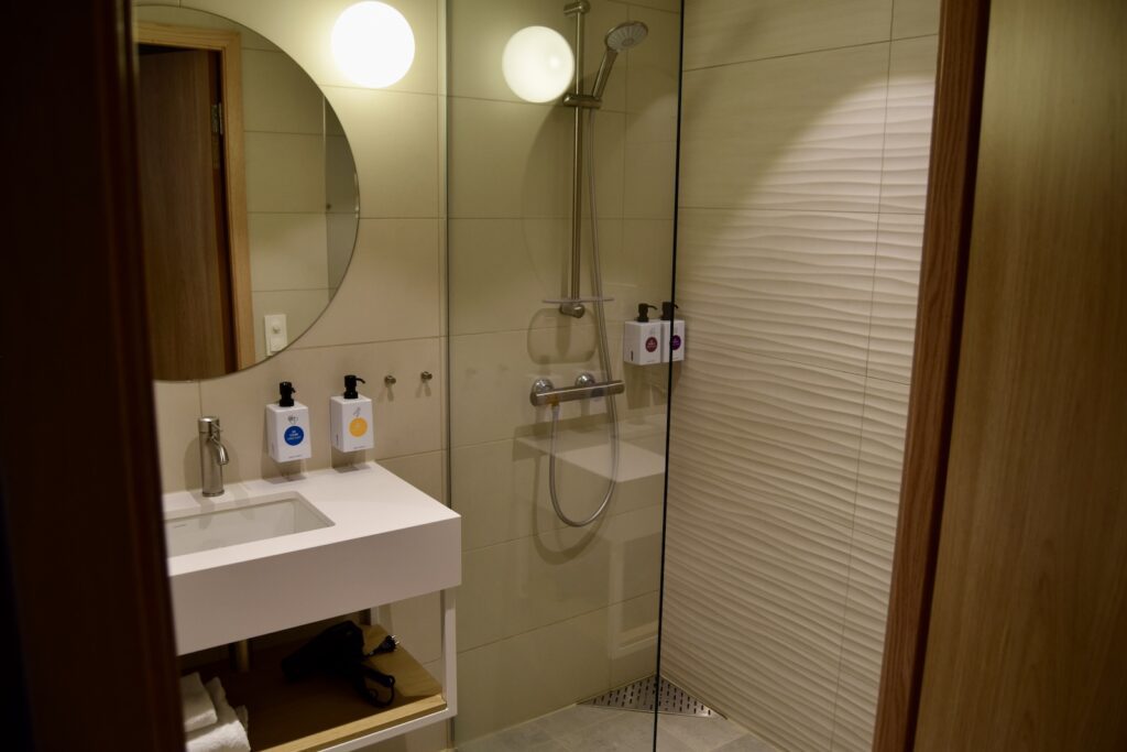 Im Haus, Wand, Installationszubehör, Badezimmerzubehör, Hahn, Wasserleitung, Badezimmer, Kachel, Spiegel, Inneneinrichtung, Waschbecken, Dusche, Zimmer, Boden, Toilette, Hotel