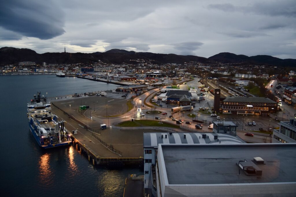 draußen, Wolke, Boot, Wasser, Himmel, Schiff, Wasserfahrzeug, Fahrzeug, Hafen, Dock, Schiffbau, Angedockt, Berg, Landschaft