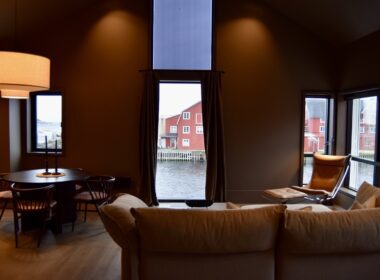 Im Haus, Inneneinrichtung, Wand, Kaffeetisch, Couch, Fenster, Lampenschirm, Hotel, Studiocouch, Bude, Lampe, Bettsofa, Boden, Zimmer, Esstisch, Armlehne, Decke, Kleines Sofa, Tisch, Wohnzimmer, Stuhl, Mobiliar