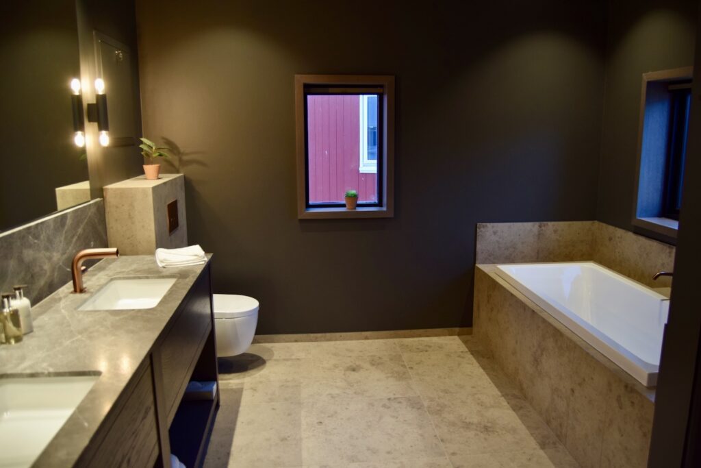 Wand, Im Haus, Installationszubehör, Hahn, Badezimmerzubehör, Inneneinrichtung, Kachel, Hotel, Wasserleitung, Dusche, Waschbecken, Badezimmer, Arbeitsfläche, Badezimmerschrank, Zimmer, Boden, Wanne, Spiegel, Badewanne, Licht, Eitelkeit