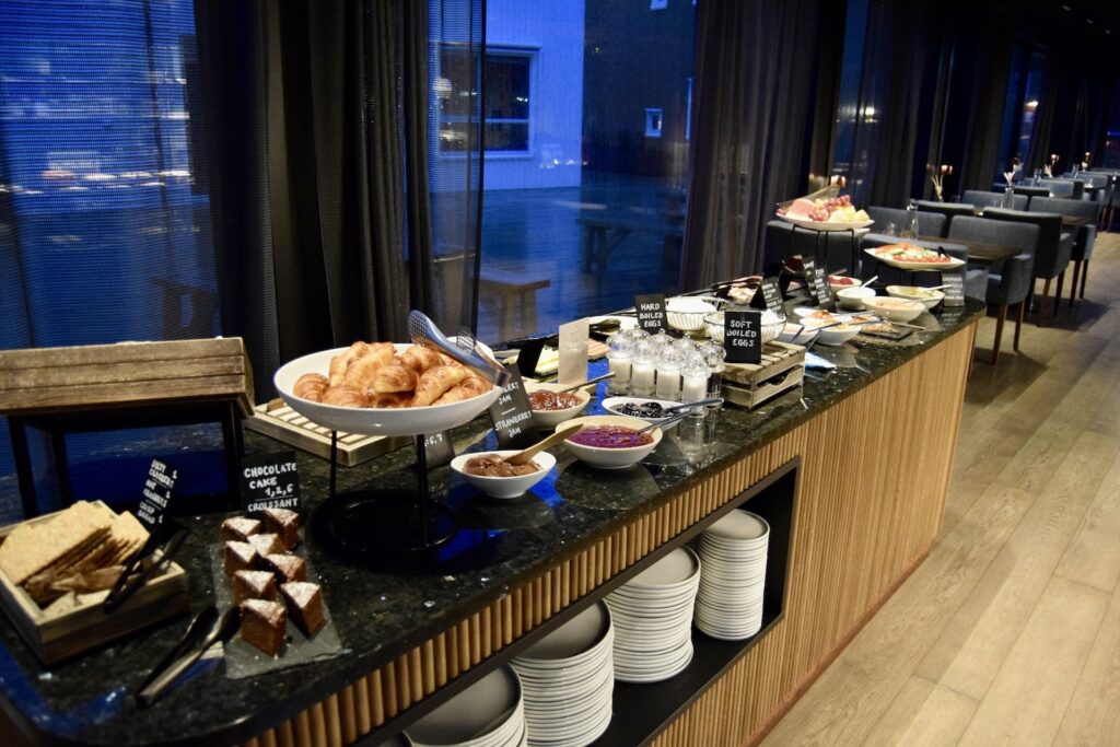 Im Haus, Mobiliar, Fastfood, Essen, Snack, Buffet, Fenster, Boden, Tisch