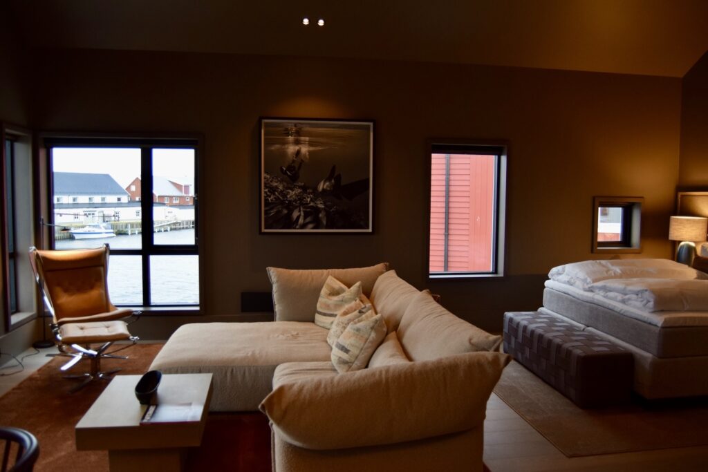 Im Haus, Wand, Inneneinrichtung, Mobiliar, Kissen, Zimmer, Couch, Fenster, Bettsofa, Studiocouch, Bett, Bude, Fensterabdeckung, Kleines Sofa, Fensterausstattung, Boden, Lampenschirm, Tisch, Haus, Leinenstoffe, Suite, Sofa, Penthouse, Kaffeetisch, Bettwäsche, Hotel, Decke, Wohnzimmer, Schlafzimmer, Wohnung