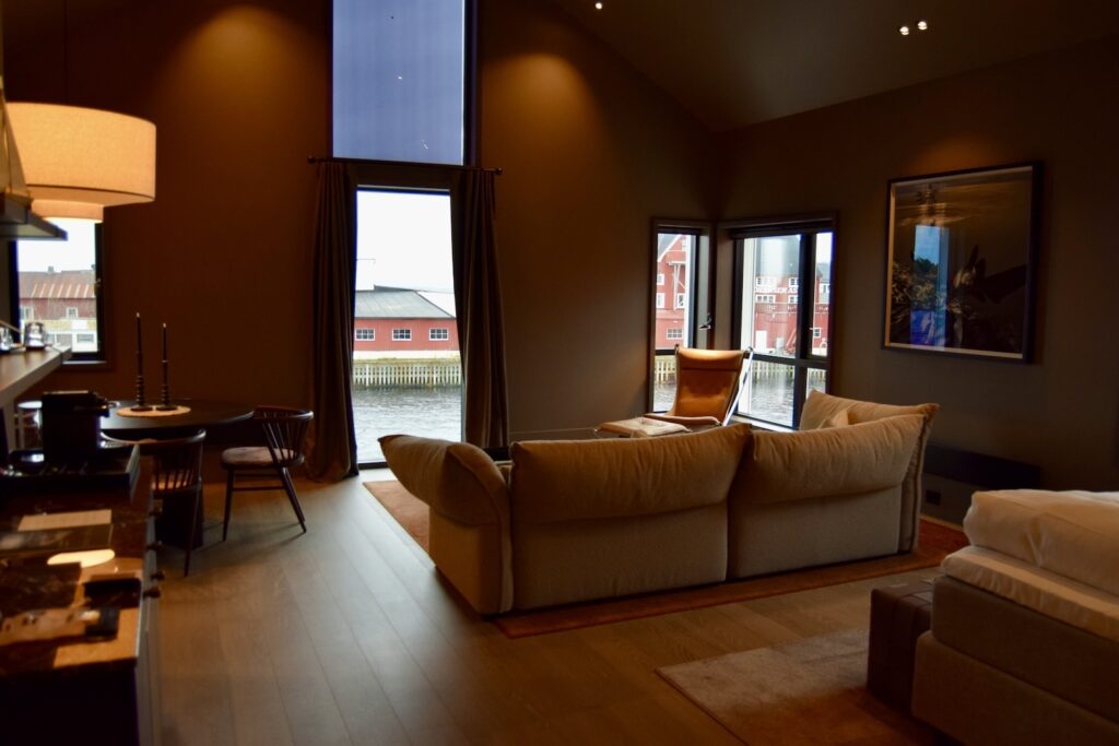 Im Haus, Inneneinrichtung, Wand, Couch, Boden, Studiocouch, Wohnzimmer, Bettsofa, Tisch, Kaffeetisch, Fenster, Bude, Kleines Sofa, Decke, Fußboden, Haus, Armlehne, Kissen, Sofa, Warteraum, Penthouse, Zimmer, Hotel, Mobiliar