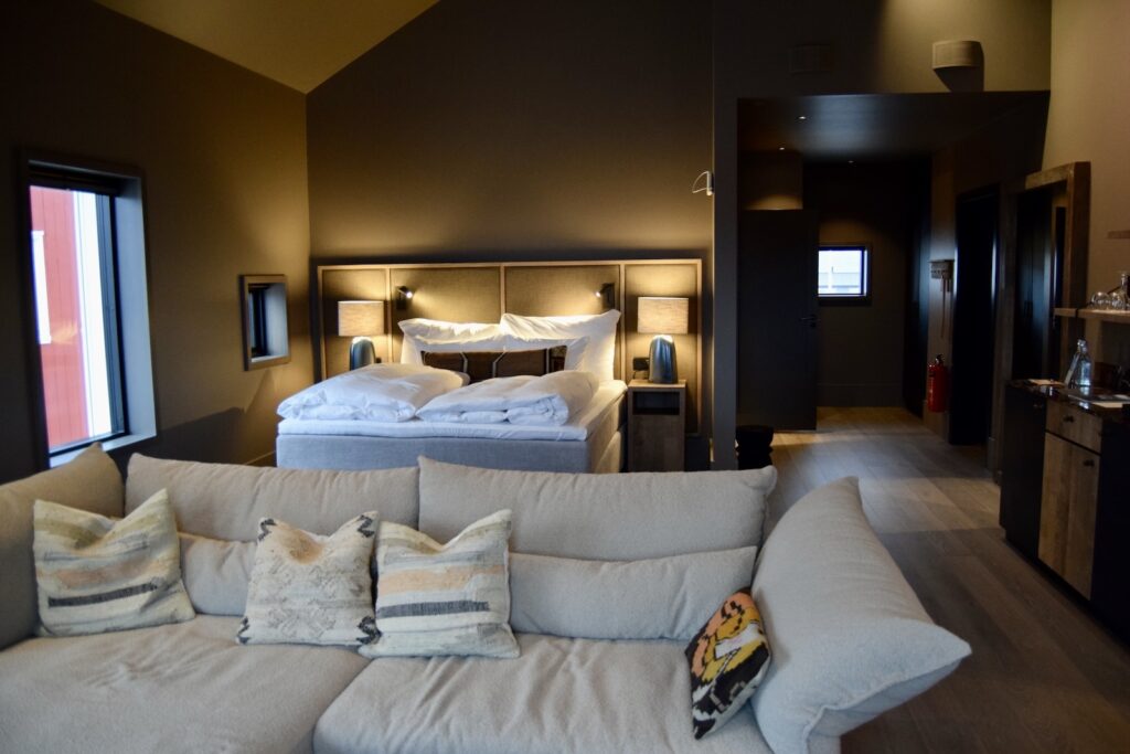 Im Haus, Wand, Inneneinrichtung, Kissen, Bett, Mobiliar, Zimmer, Boden, Couch, Leinenstoffe, Matratze, Bettwäsche, Bettdecke, Bettsofa, Suite, Lampenschirm, Bettbezug, Studiocouch, Bude, Wohnzimmer, Nachttisch, Boutique-Hotel, Bettrahmen, Fußboden, Kleines Sofa, Haus, Sofa, Schlafzimmer, Decke, Hotel, Urlaub