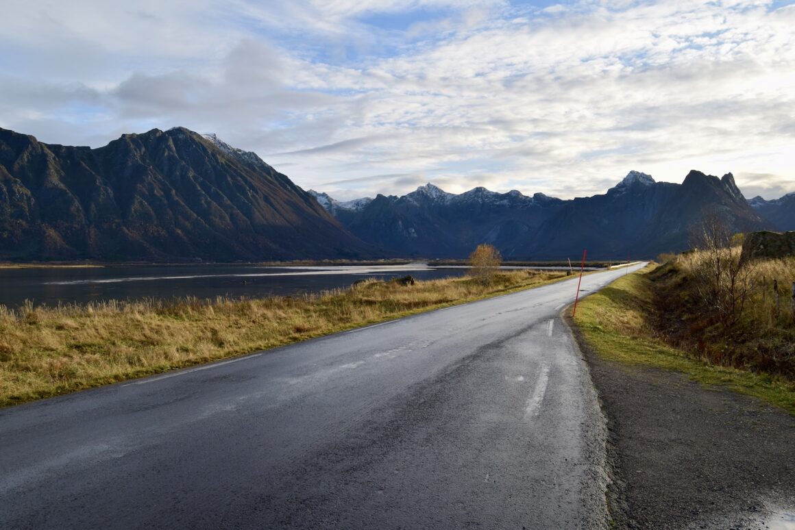 draußen, Wolke, Straße, Berg, Himmel, Gras, Landschaft, Pflanze, Hochland, Gebirgszug, Pass, Asphalt, Teer, Straßenbelag, Schnellstraße, Ökoregion, Bergrücken, Weg, Gelände, Natur