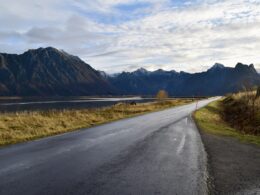 draußen, Wolke, Straße, Berg, Himmel, Gras, Landschaft, Pflanze, Hochland, Gebirgszug, Pass, Asphalt, Teer, Straßenbelag, Schnellstraße, Ökoregion, Bergrücken, Weg, Gelände, Natur