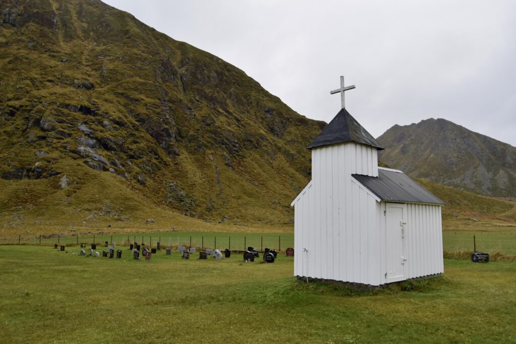 Gras, draußen, Wolke, Himmel, Gebäude, Landschaft, Haus mit Acker, Landgebiet, Berg, Weide, Grundstück, Hill Station, Grasland, Hochland, Bergrücken, Feld, Kirche, Grasen