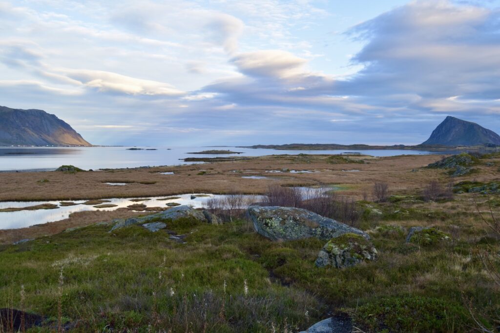 draußen, Wolke, Landschaft, Himmel, Natur, Gras, Kap, Wasser, See, Tundra, Küsten- und Ozeanlandschaft, Berg, Gewässer, Küste, Bergrücken, Hochland, Strand, Stein, Insel, Meer