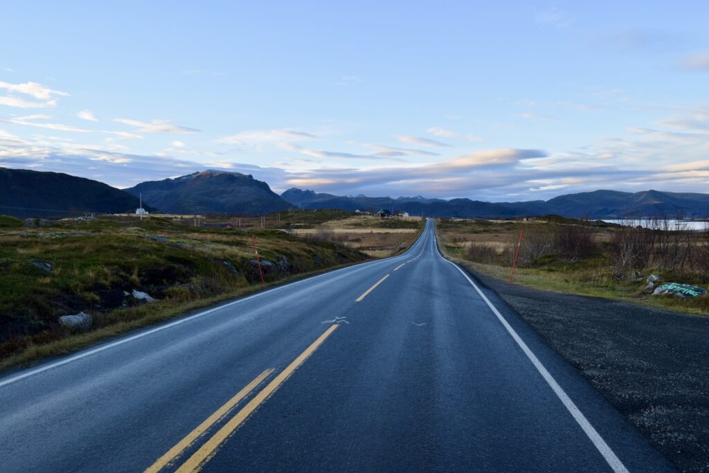draußen, Himmel, Wolke, Straße, Weg, Schnellstraße, Asphalt, Straßenbelag, Berg, Infrastruktur, Fahrspur, Teer, Landschaft, Verkehrsweg, Baum, Schulter, Horizont, Pflanze, Pass, Gebirgszug, Gras, Reise
