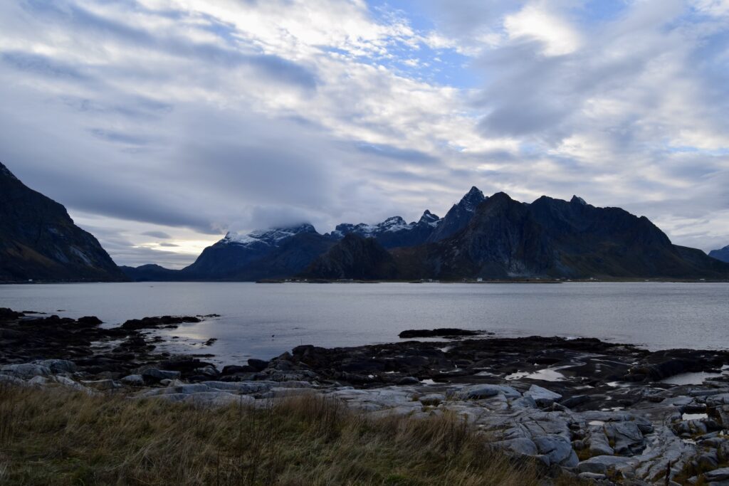 draußen, Wolke, Natur, Landschaft, Himmel, Wasser, Gebirgszug, See, Hochland, Gletschersee, Sound, Bergsee, Seenlandschaft, Wildnis, Bergrücken, Gewässer, Gebirgsmassiv, Bergkamm, Berg, Küste, Stein