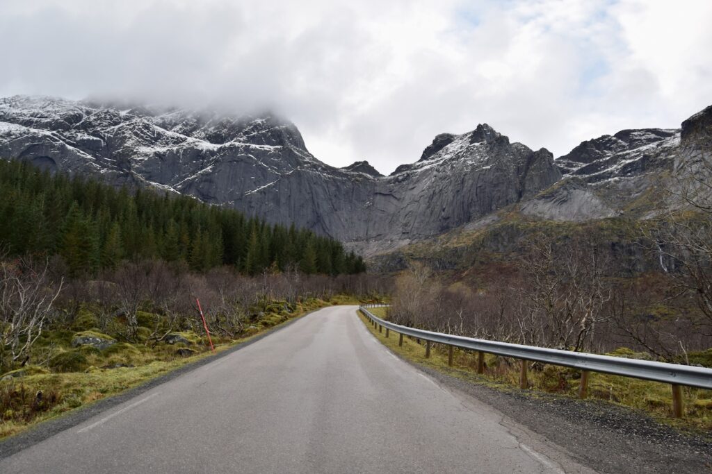 draußen, Wolke, Straße, Berg, Himmel, Pflanze, Pass, Gebirgszug, Baum, Landschaft, Asphalt, Straßenbelag, Hochland, Alpen, Schnellstraße, Schnee, Gras, Natur, Reise