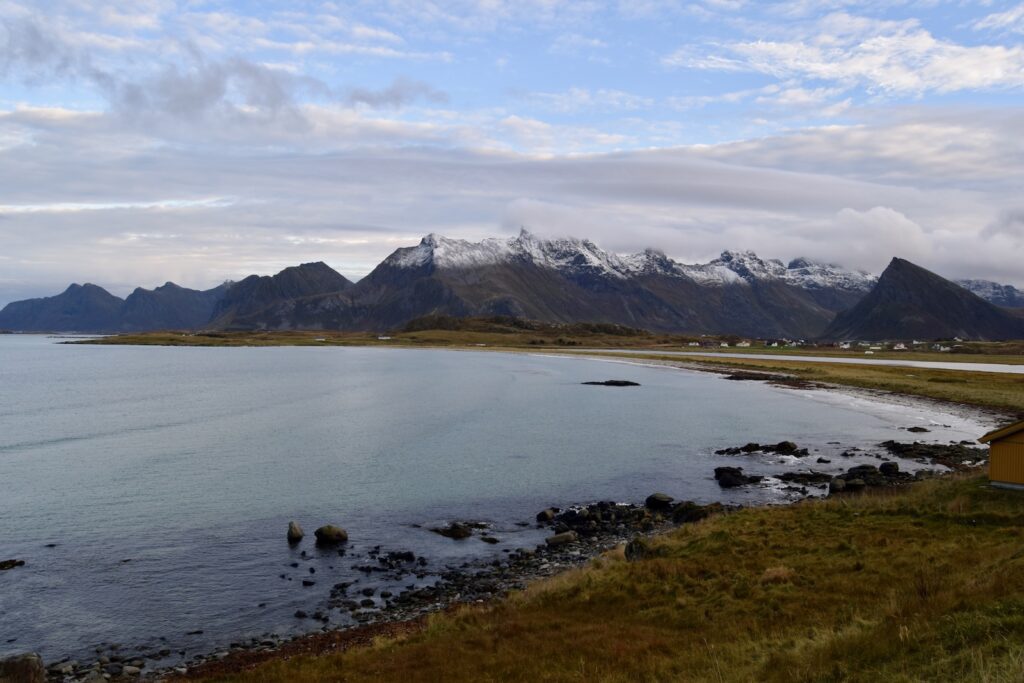 draußen, Wolke, Landschaft, Natur, Himmel, Berg, Wasser, Küsten- und Ozeanlandschaft, Gras, Tundra, Gewässer, See, Hochland, Gebirgszug, Bergrücken, Küste, Seenlandschaft, Sound, Kap, Bucht, Bergsee