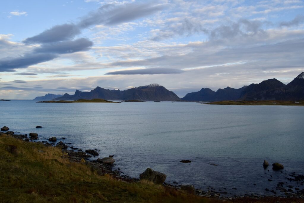 draußen, Wasser, Wolke, Himmel, Natur, Landschaft, See, Kap, Küsten- und Ozeanlandschaft, Sound, Küste, Gewässer, Berg, Horizont, Seenlandschaft, Bucht, Strand, Meer, Ruhig, Meeresbucht, Insel, Stausee, Gras