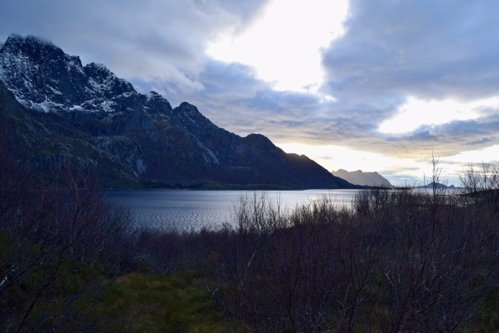draußen, Wolke, Landschaft, Natur, Himmel, Wasser, Pflanze, Hochland, See, Baum, Gebirgszug, Seenlandschaft, Gras, Berg