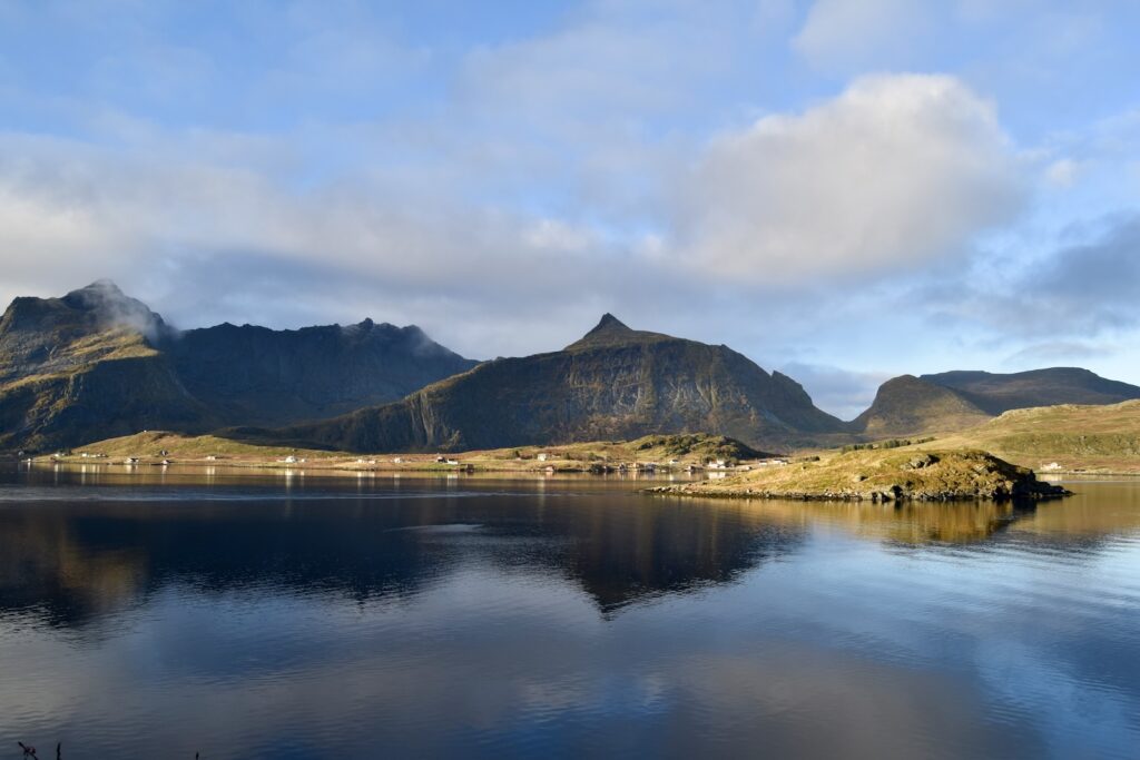 Landschaft, draußen, Wolke, Himmel, Berg, Wasser, Natur, See, Seenlandschaft, Spiegelung, Stausee, Bergsee, Ufer, Gebirgszug, Hochland, Gewässer