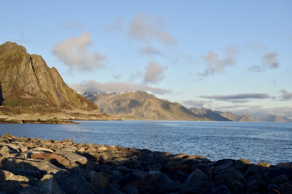 draußen, Landschaft, Himmel, Wolke, Natur, Wasser, See, Küsten- und Ozeanlandschaft, Berg, Stein, Küste, Kap, Meer, Strand, Sound, Gewässer, Insel