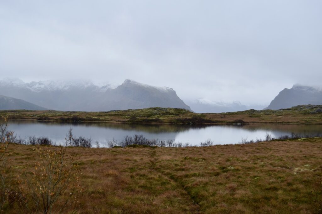 draußen, Gras, Himmel, Wasser, Wolke, Landschaft, Natur, Berg, Naturlandschaft, Wildnis, Bergrücken, See, Tundra, Nebel, Gebirgszug, Seenlandschaft, Bergsee, Überschwemmungsgebiet, Ufer, Stausee, Seeebene, Feld, Hochland