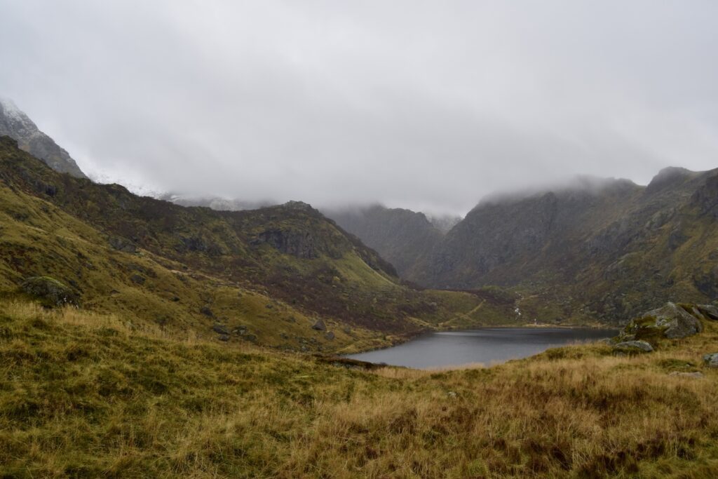 draußen, Wolke, Gras, Natur, Landschaft, Himmel, Berg, Wasser, Wildnis, Bergrücken, Gebirgszug, Hill Station, Naturlandschaft, See, Bergsee, Fjord, Nebel, Seenlandschaft, Bergkamm, Naturreservat, Depression, Gelände, Gebirgsmassiv, Nationalpark, Hochland, Tal, Fluss