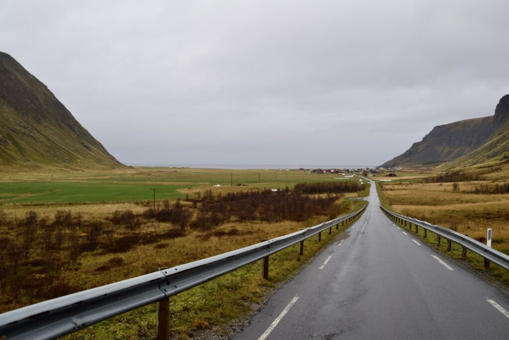 draußen, Gras, Himmel, Straße, Landschaft, Wolke, Pflanze, Berg, Pass, Hochland, Bergrücken, Ökoregion, Schnellstraße, Infrastruktur, Weg, Reise, Natur