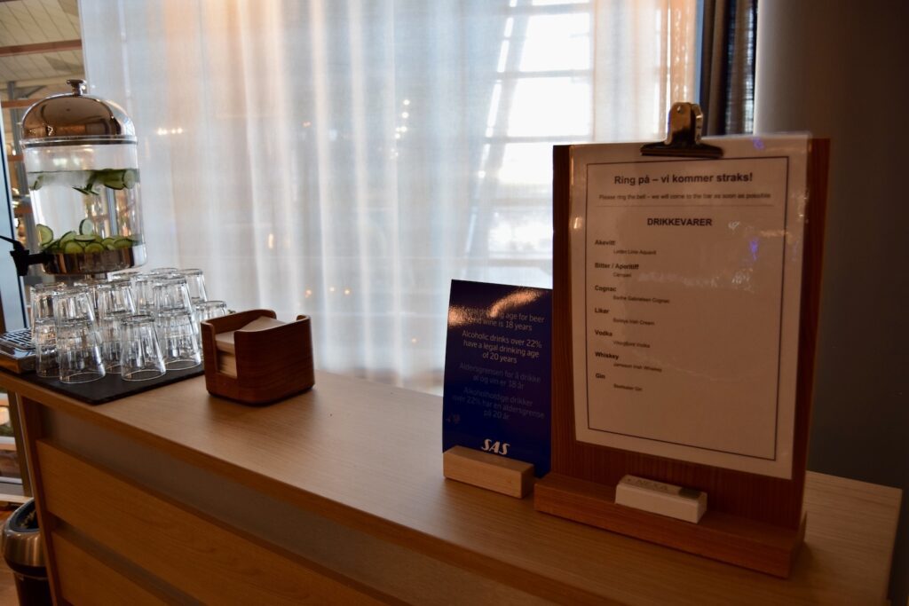 Im Haus, Text, Wand, Mobiliar, Vase, transparentes Material, Möbel, hölzern, Tisch