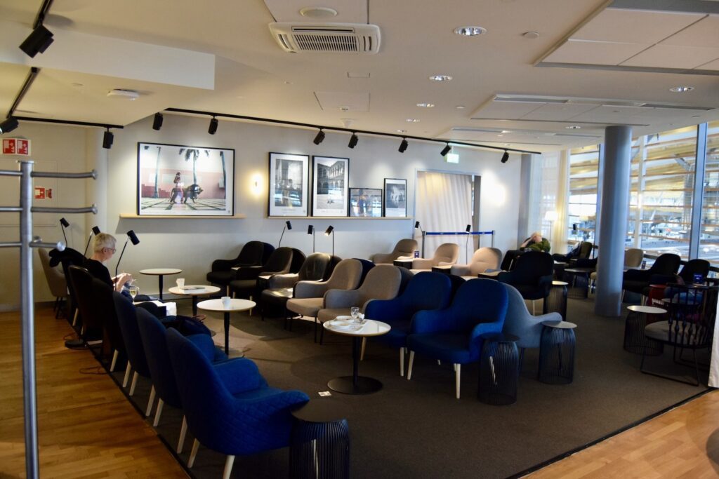 Mobiliar, Im Haus, Tisch, Wand, Decke, Boden, Inneneinrichtung, Halle, Warteraum, Deckenleuchte, Stuhl, Zimmer, Restaurant