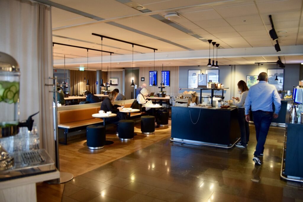 Im Haus, Wand, Decke, Mobiliar, Arbeitsfläche, Boden, Person, Bürogebäude, Kleidung, Inneneinrichtung, Tisch, Menschen, Küche