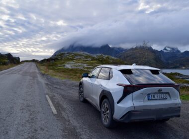 Fahrzeug, draußen, Landfahrzeug, Himmel, Rad, Reifen, Autodesign, Straße, Wolke, Transport, Autoteile, Berg, Oberklassenfahrzeug, Stoßstange, Sportwagen, Leichtmetallrad, leistungsstarkes Auto, Felge, Auto, Autokarosserie, Motorhaube, Gelände, halten, Rallye