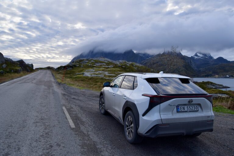 Fahrzeug, draußen, Landfahrzeug, Himmel, Rad, Reifen, Autodesign, Straße, Wolke, Transport, Autoteile, Berg, Oberklassenfahrzeug, Stoßstange, Sportwagen, Leichtmetallrad, leistungsstarkes Auto, Felge, Auto, Autokarosserie, Motorhaube, Gelände, halten, Rallye