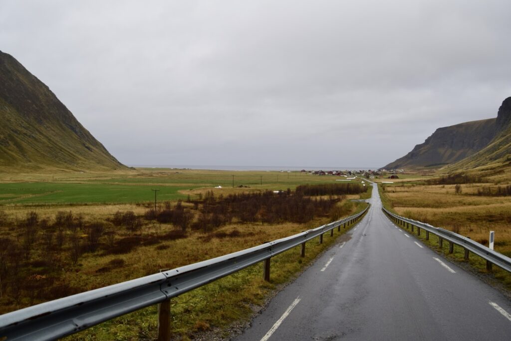 draußen, Gras, Himmel, Straße, Landschaft, Wolke, Pflanze, Berg, Pass, Hochland, Schnellstraße, Ökoregion, Bergrücken, Infrastruktur, Weg, Reise, Natur