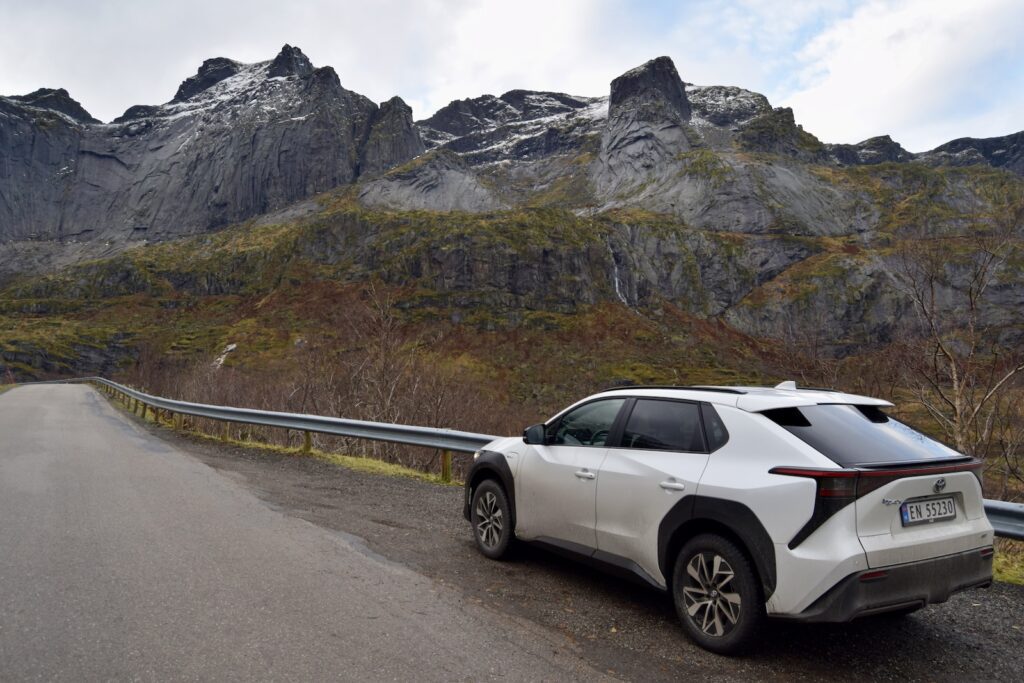 draußen, Landfahrzeug, Fahrzeug, Rad, Himmel, Straße, Reifen, Autodesign, Berg, Transport, Auto, Autoteile, Stoßstange, Gelände, halten