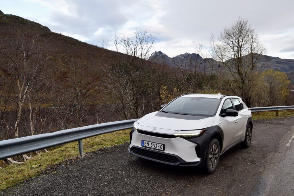 draußen, Landfahrzeug, Fahrzeug, Himmel, Rad, Autodesign, Straße, Autoteile, Reifen, Stoßstange, Leichtmetallrad, Oberklassenfahrzeug, mittelgroßes Auto, Lexus, Familienauto, Auto, Gelände, Berg, Silber