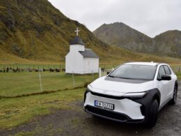 Landfahrzeug, draußen, Fahrzeug, Himmel, Gras, Rad, Autodesign, Motorhaube, Stoßstange, Reifen, Stadtauto, Wolke, Steilheck, Transport, Auto, Berg, halten