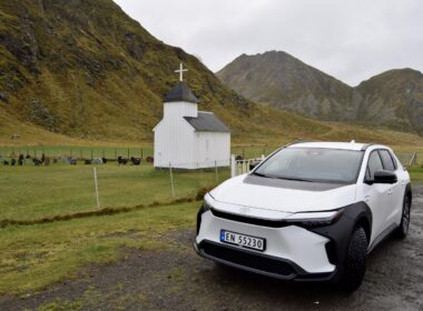 Landfahrzeug, draußen, Fahrzeug, Himmel, Gras, Rad, Autodesign, Motorhaube, Stoßstange, Reifen, Stadtauto, Wolke, Steilheck, Transport, Auto, Berg, halten