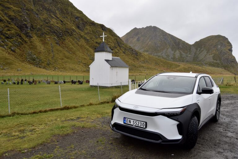 Landfahrzeug, draußen, Fahrzeug, Himmel, Gras, Rad, Autodesign, Motorhaube, Stoßstange, Reifen, Stadtauto, Wolke, Steilheck, Transport, Auto, Berg, halten