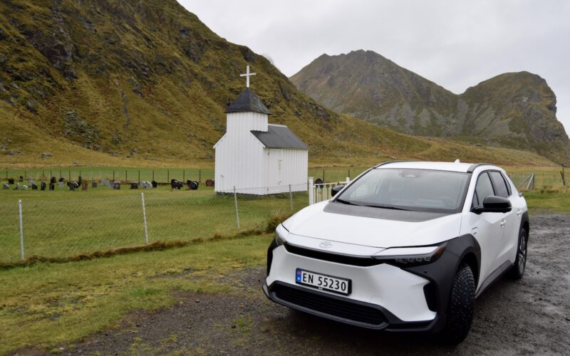 Landfahrzeug, draußen, Fahrzeug, Himmel, Gras, Rad, Autodesign, Motorhaube, Stoßstange, Reifen, Stadtauto, Wolke, Steilheck, Transport, Auto, Berg, halten