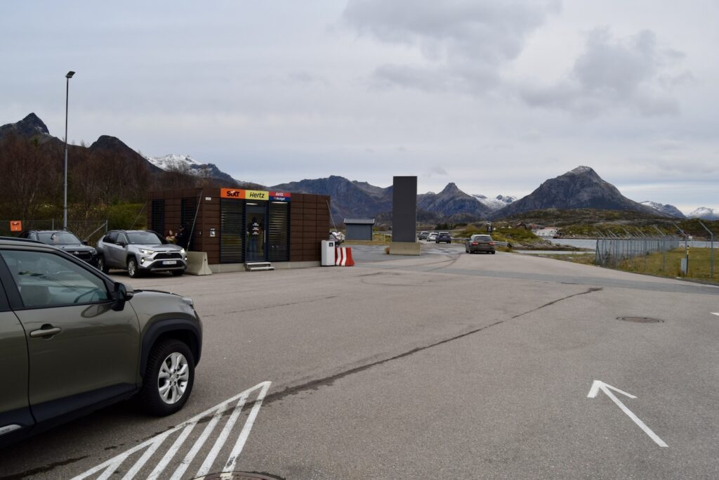 draußen, Himmel, Fahrzeug, Landfahrzeug, Straße, Wolke, Rad, Auto, Familienauto, Reifen, Parkplatz, Asphalt, Straßenbelag, Berg, halten, parken, Weg, Reise, Gelände