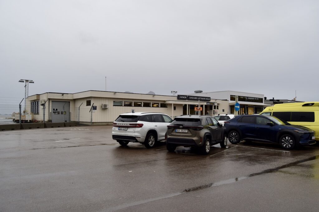 Himmel, Rad, draußen, Landfahrzeug, Reifen, Transport, Straße, Gebäude, Auto, Autokarosserie, Gelände, Motorfahrzeug, Autoteile, Parkplatz, parken, halten, Fahrzeug